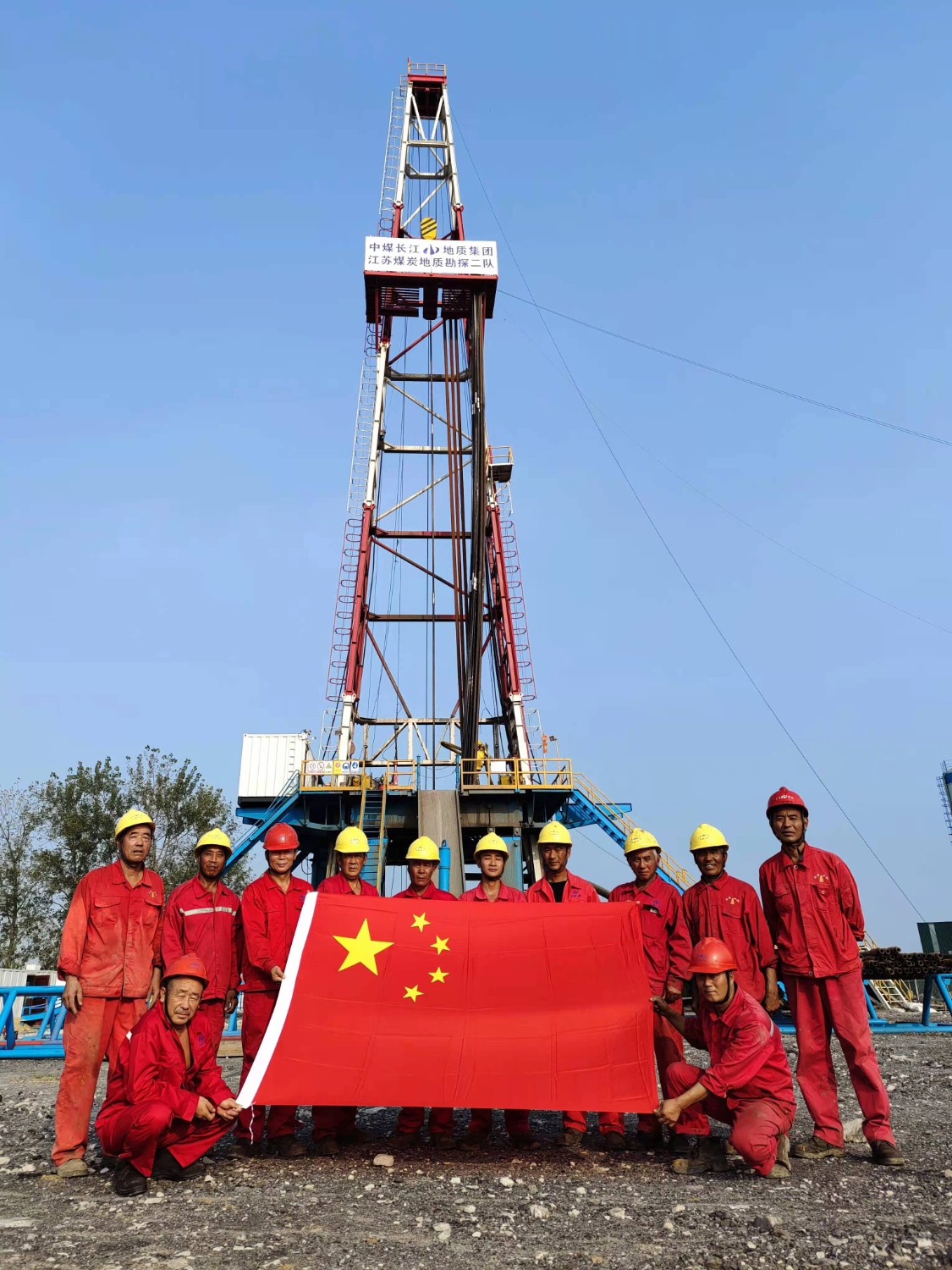 江苏局二队职工在淮南刘庄煤矿地面区域治理工程 为祖国庆生2.jpg