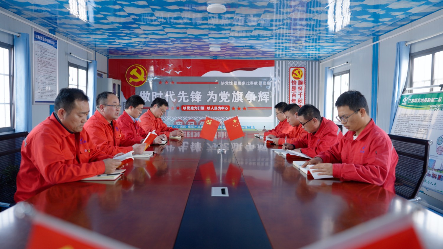 刘庄项目部集中学习党的二十大精神.jpg
